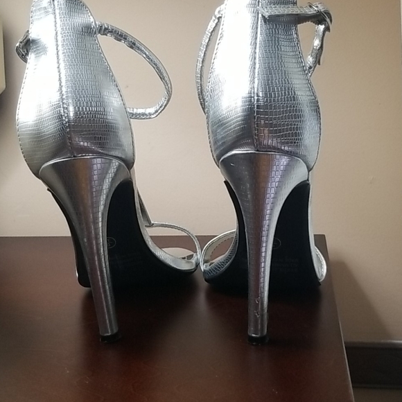 Silver high heels - Picture 3 of 6